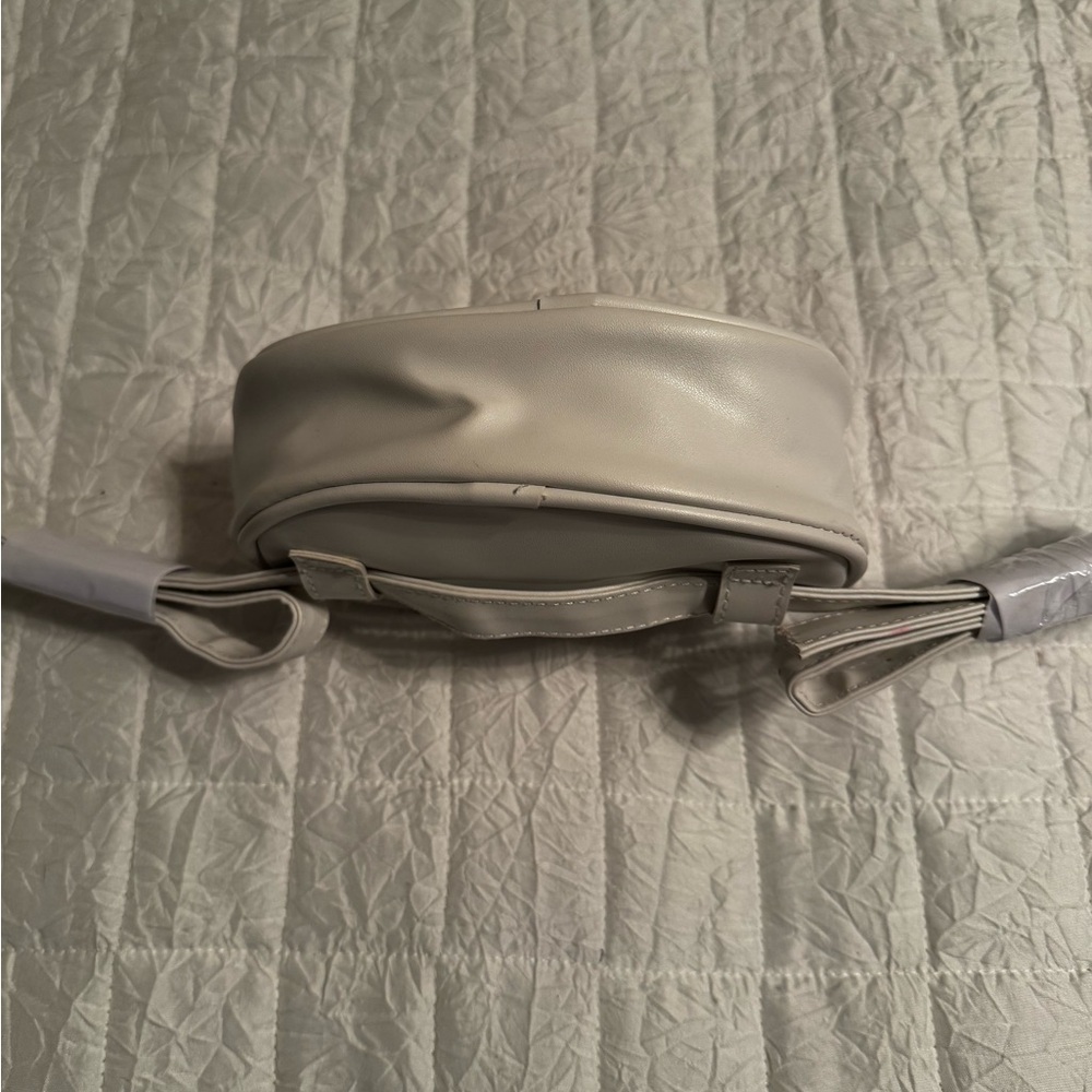 Hello Kitty White waist Bag with Red Bow - Picture 6 of 9